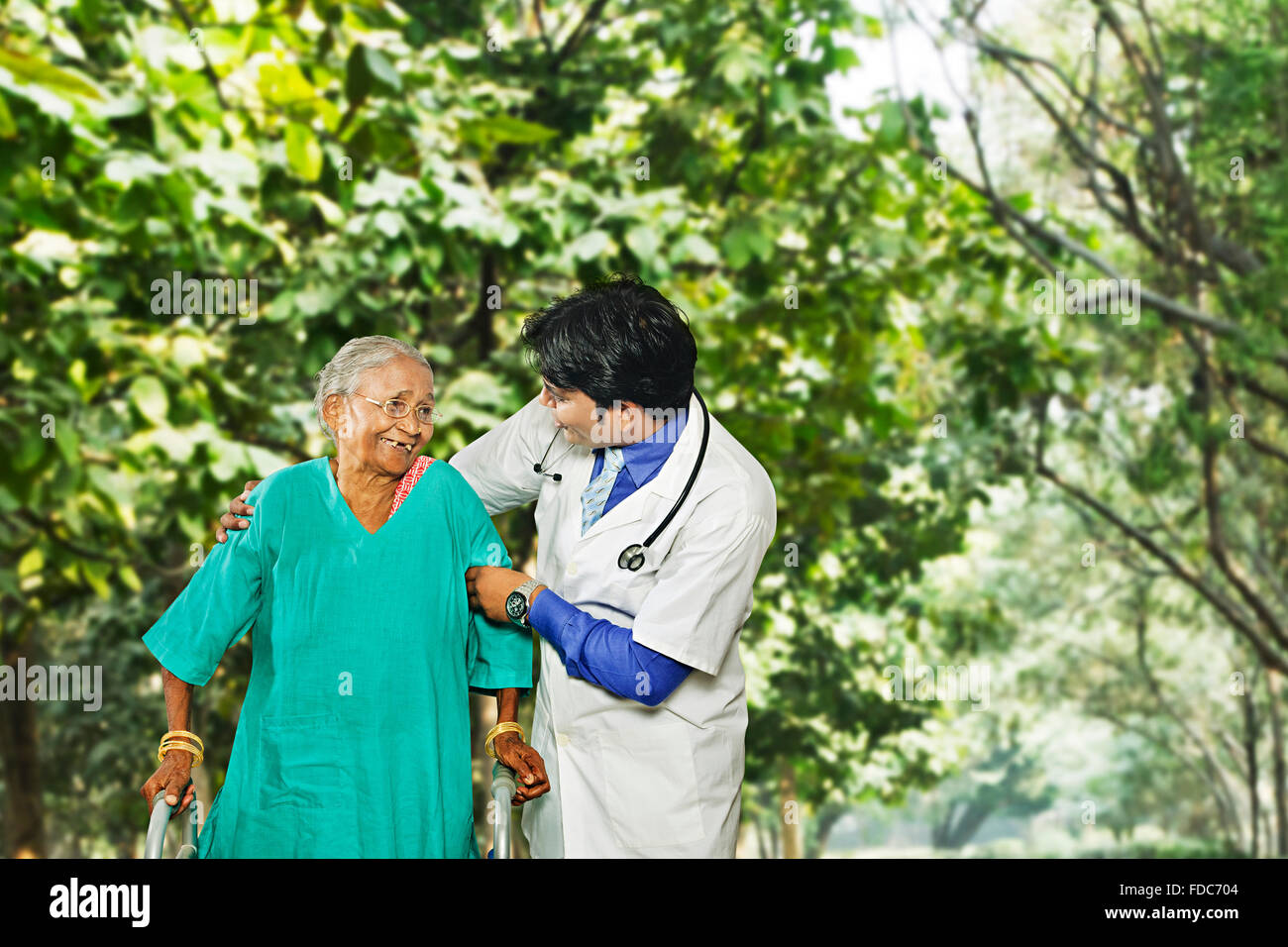 Arzt Patient Park Walker ständigen Support Stockfoto