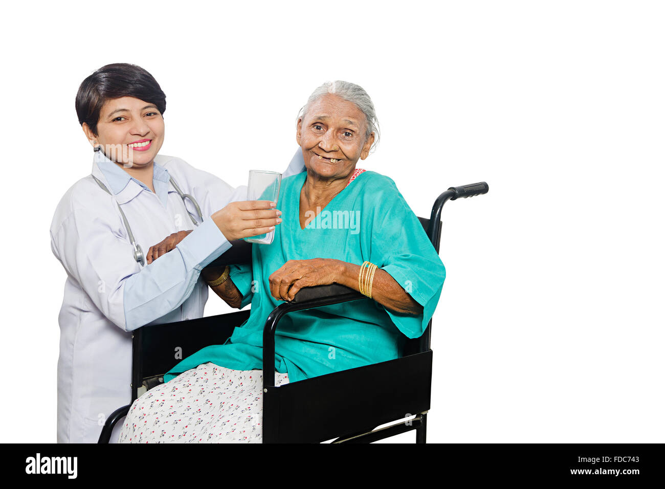 Rollstuhl sitzenden Patienten Arzt unterstützen Stockfoto