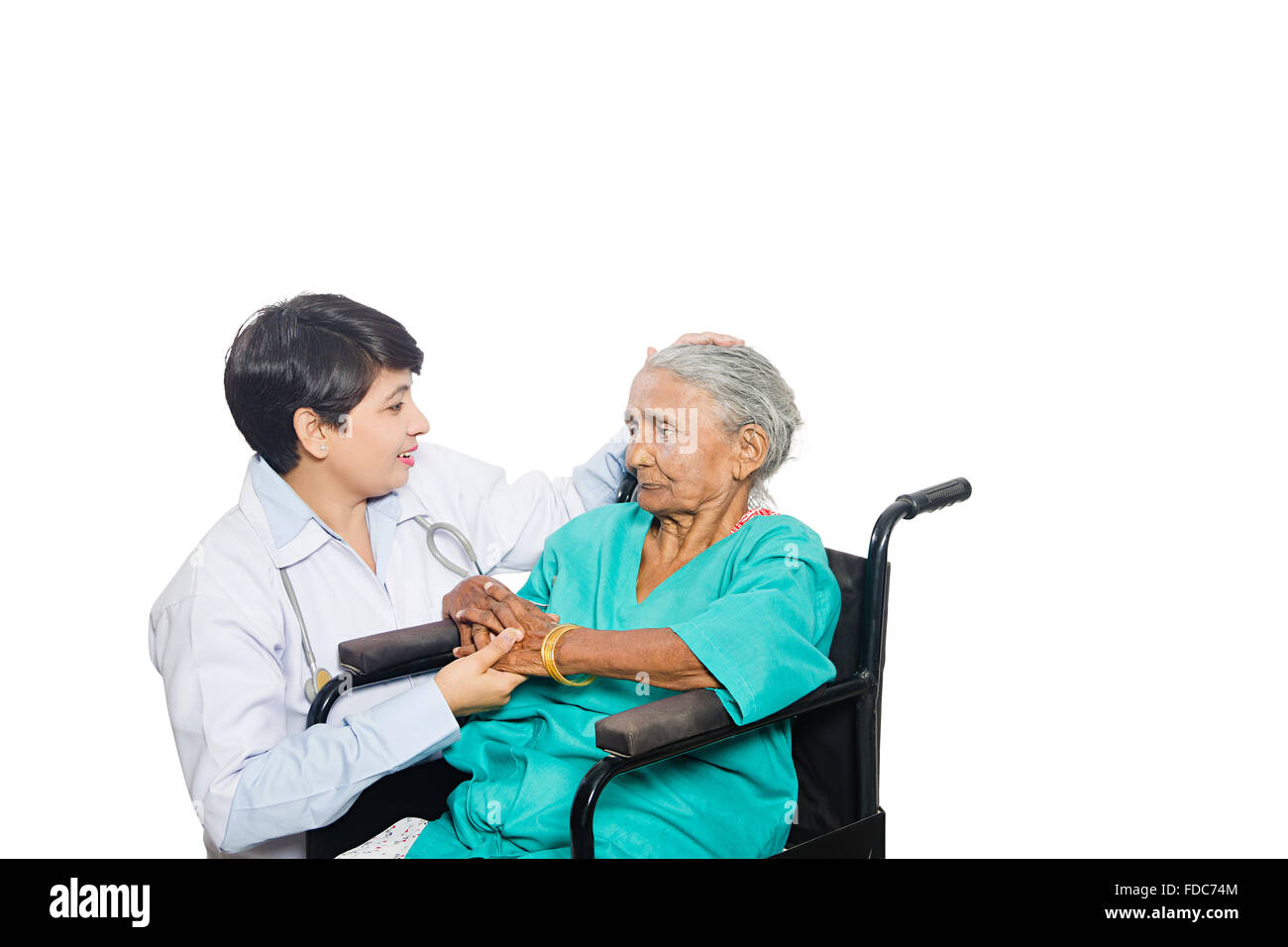 Rollstuhl sitzenden Patienten Arzt unterstützen Stockfoto