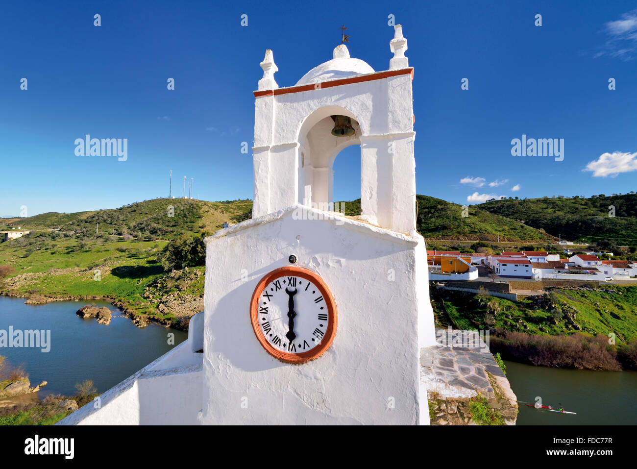 Portugal, Alentejo: Mittelalterliche Uhrturm mit Blick auf den Fluss Guadiana in Mértola Stockfoto