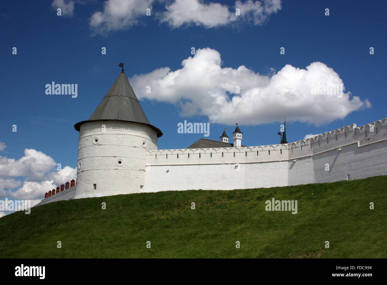 Rundturm und Wand der Kasaner Kreml. Russland, Republik Tatarstan, Kasan Stockfoto