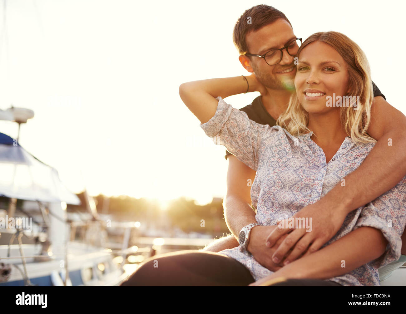 Paar sitzt auf ihrem Boot in der Marina ein Sommerabend Stockfoto