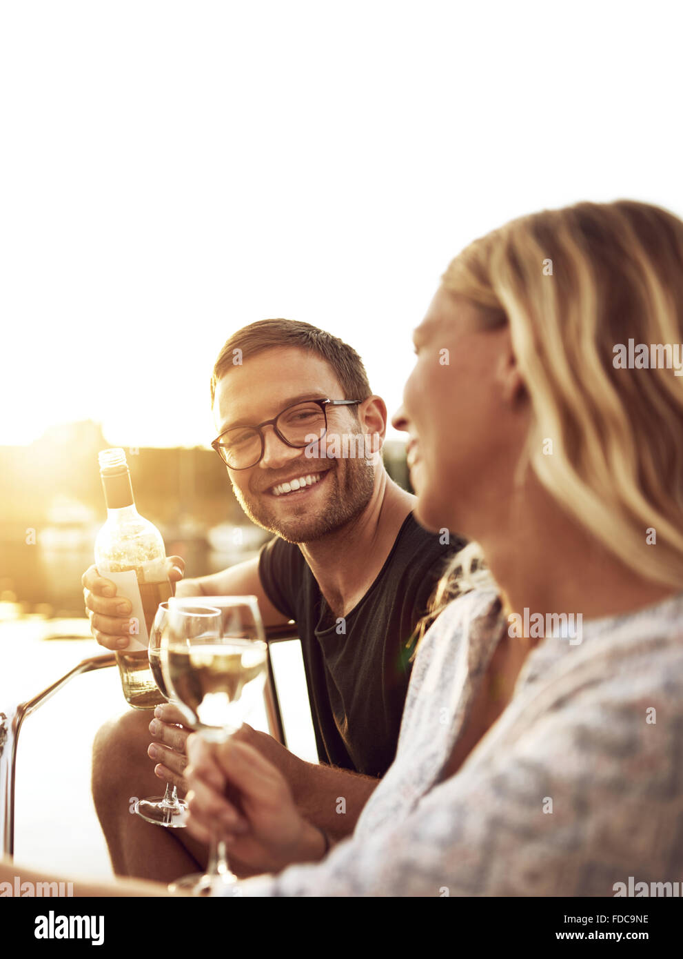Paar feiert mit einem Glas Wein Stockfoto