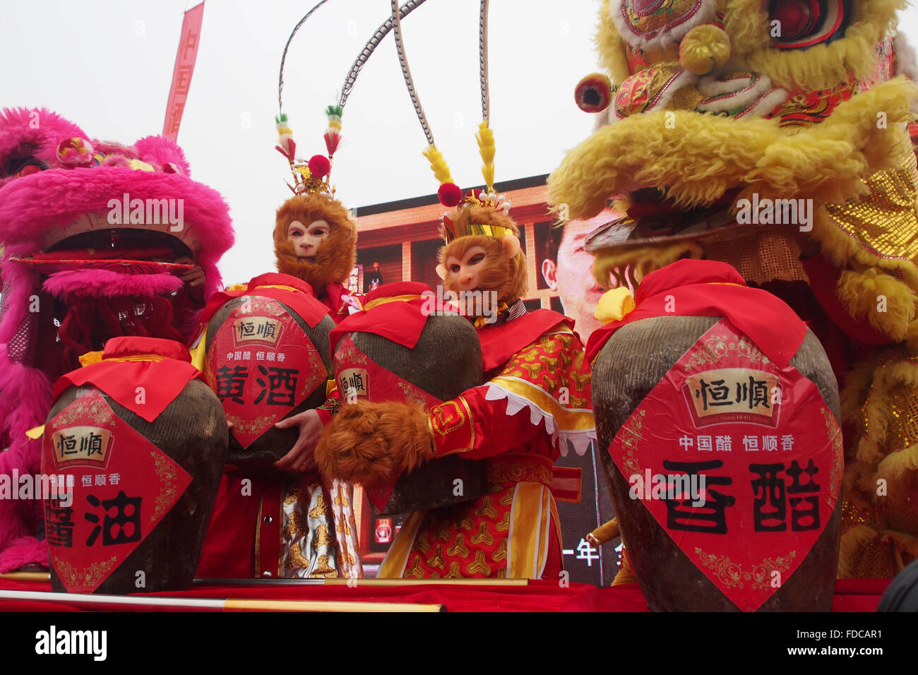 Zhenjiang, China Jiangsu Provinz. 30. Januar 2016. Akteure wie der Affenkönig aus der chinesischen klassischen Fiction "Journey to the West" verkleiden nehmen Teil in einer Sojasauce-Verkauf-Aktivität in Zhenjiang, der ostchinesischen Provinz Jiangsu, 30. Januar 2016. Es ist ein Brauch man in Zhenjiang Sojasoße vor das Frühlingsfest zu kaufen. Bildnachweis: Feng Zhangjiang/Xinhua/Alamy Live-Nachrichten Stockfoto
