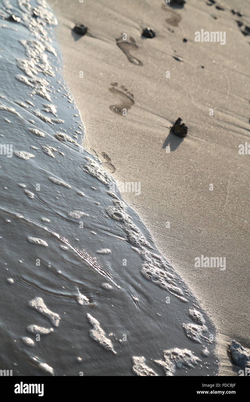 Deutliche Spuren im Sand am Strand allmählich weg gewaschen durch Wellen bei Pasikuda im Osten Sri Lankas 14/19 Stockfoto