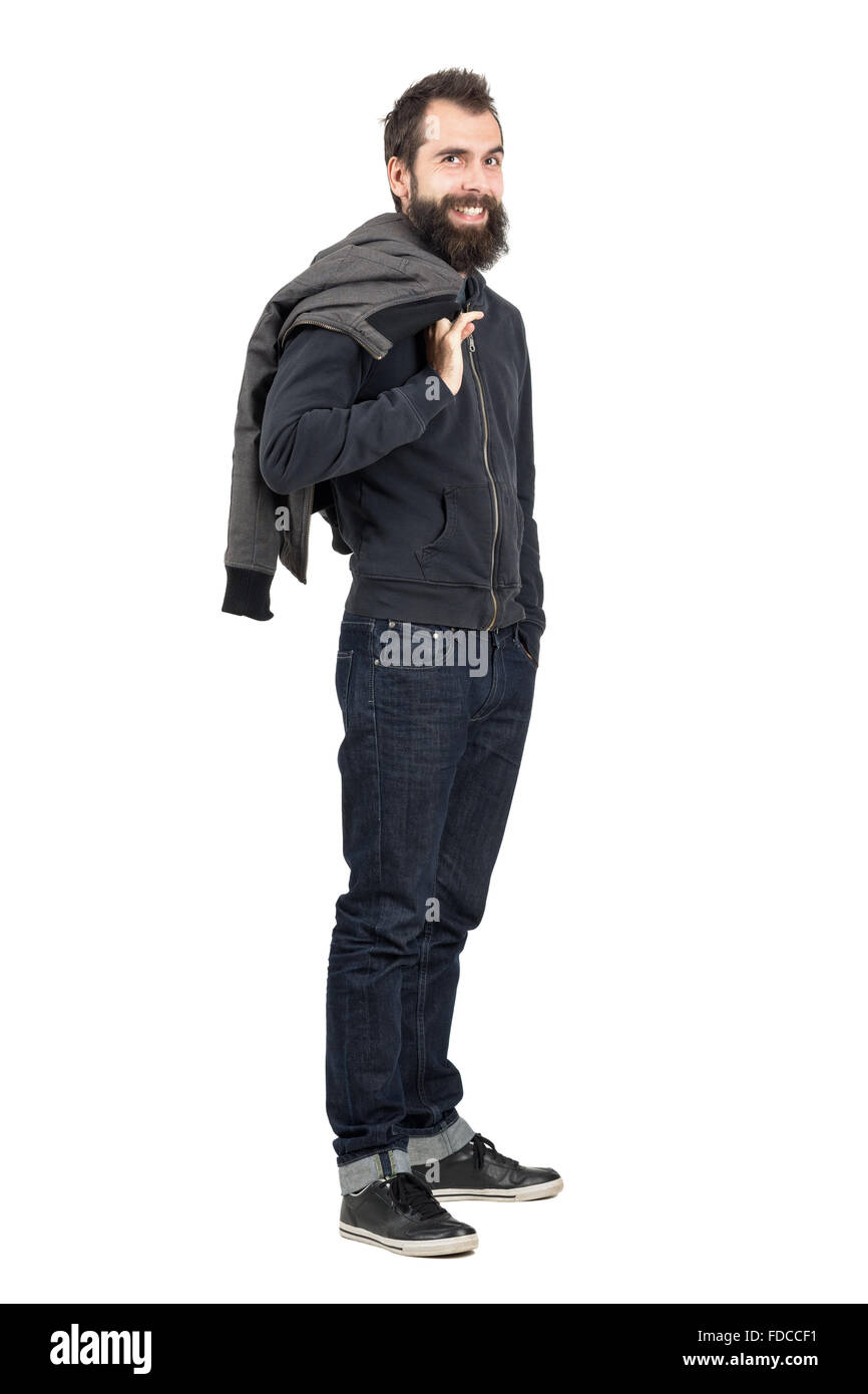Junge Hipster mit Jacke über Sweatshirt mit Kapuze auf Handy tippen. Ganzkörper-Länge-Porträt über weißen isoliert Stockfoto