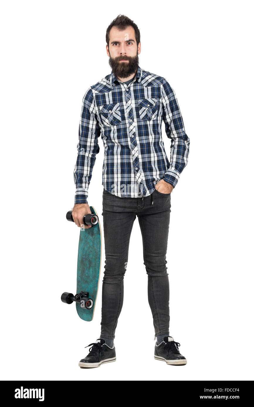 Lustige Hipster mit dem Skateboard in der einen Hand Blick in die Kamera zu tragen. Ganzkörper-Länge-Porträt isoliert auf weißem Hintergrund Stockfoto