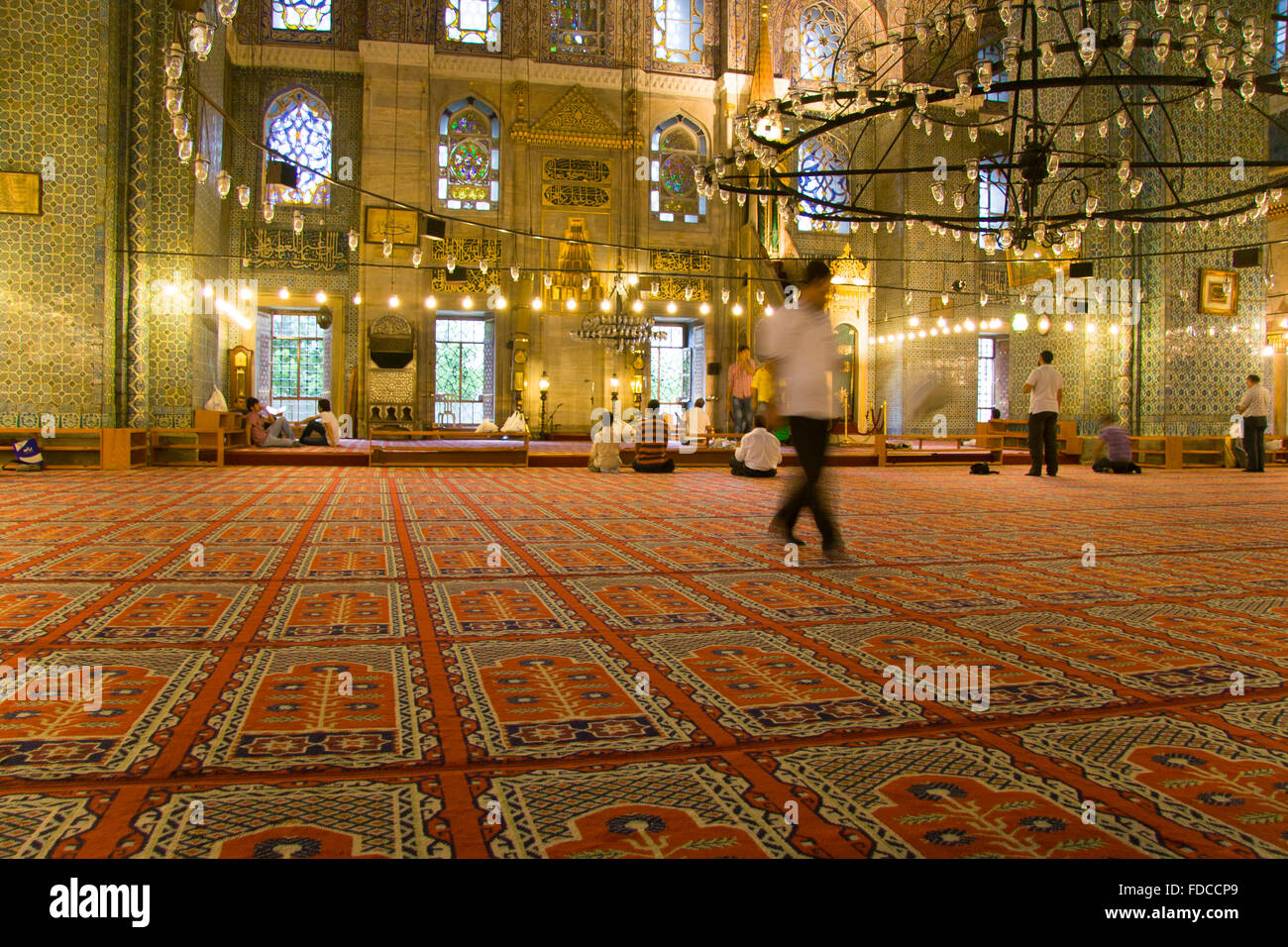 ISTANBUL - SEPT 7: Muslime beten die neue Moschee, Yeni Valide Camii, gelegen in der Altstadt am 7. September 2009 Stockfoto