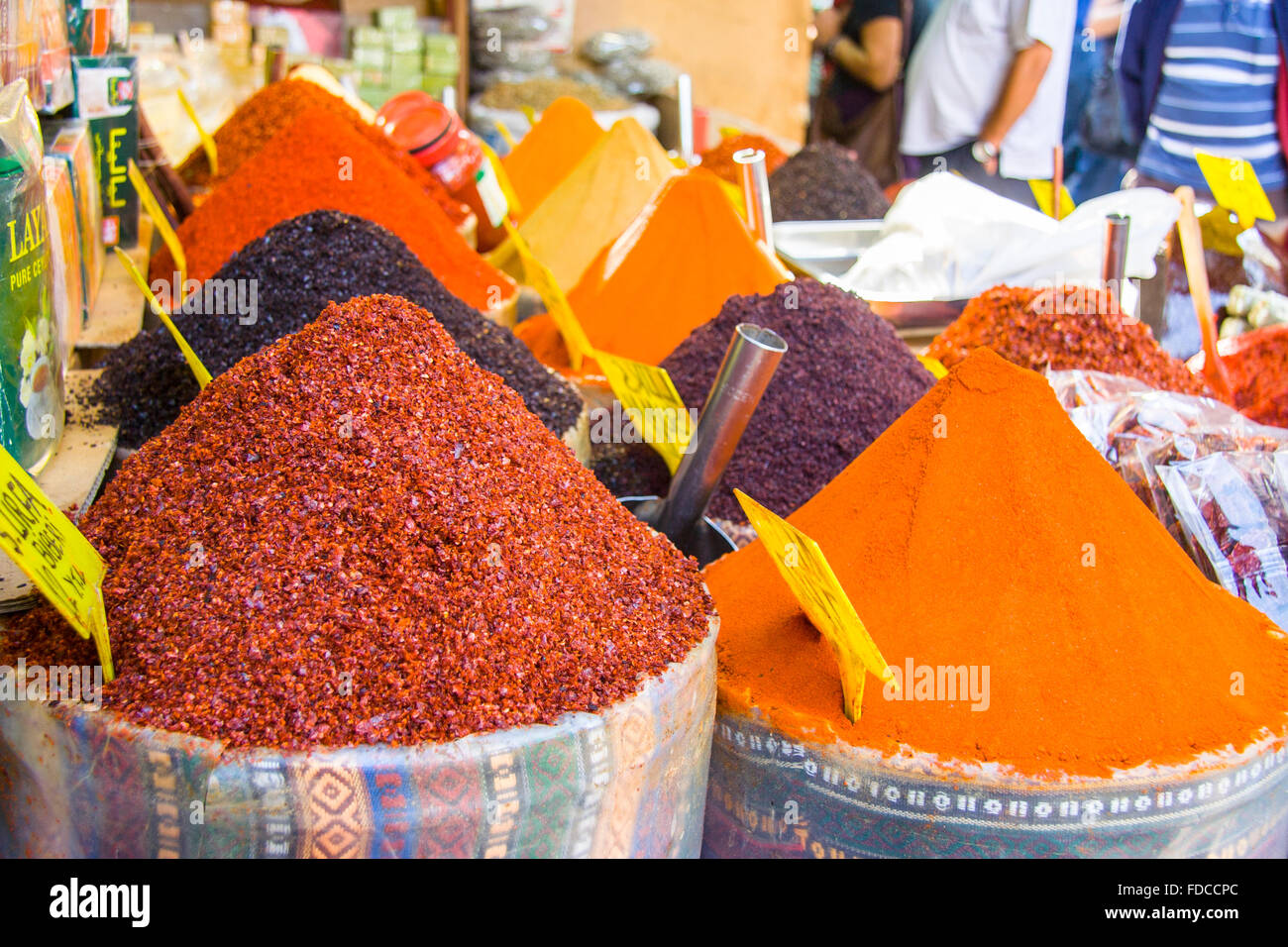 ISTANBUL, Türkei - SEPT 9: Menschen beim Einkaufen in einem Gewürz Straßenmärkte der Stadt am 9. September 2009 in Istanbul, Türkei. Stockfoto