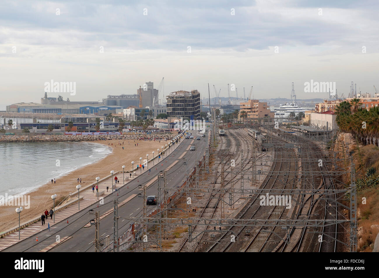 Blick auf das vordere Meer der Stadt Tarragona, mit dem Strand, Bahnhof und Eisenbahn Stockfoto