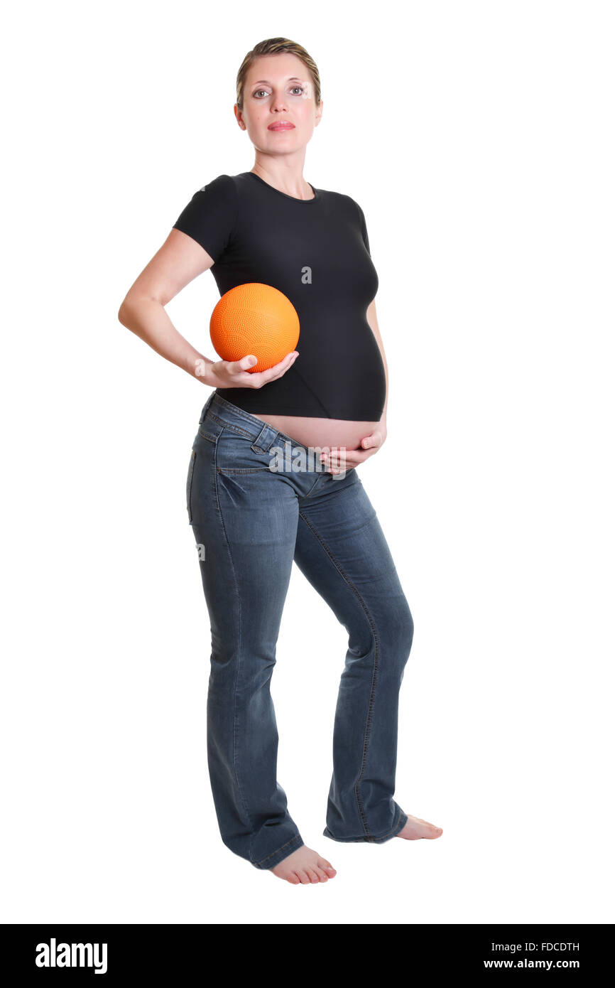 Schwangere Frau mit Medizinball auf dem weißen Hintergrund isoliert. Stockfoto