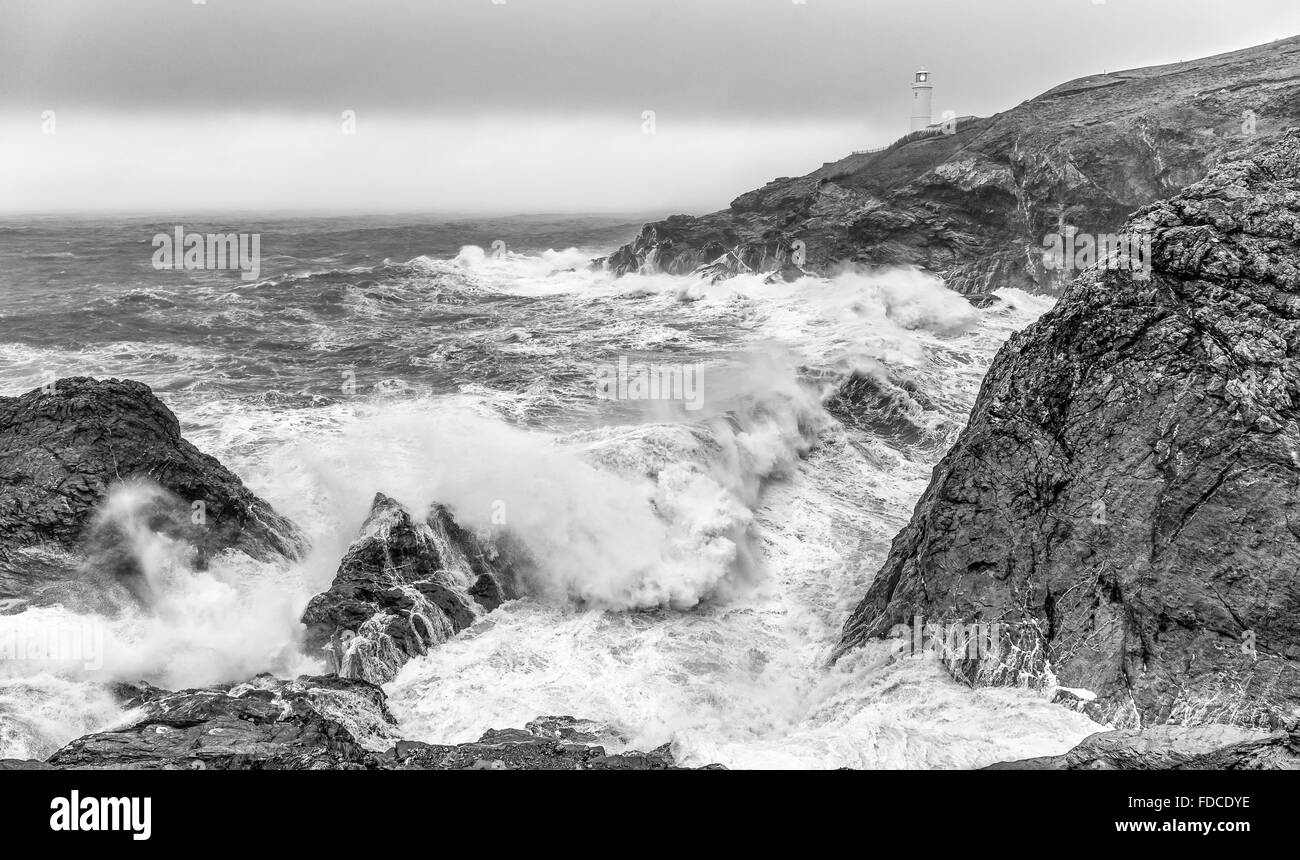 Brechen, Surf, Trevose Head Leuchtturm, Cornwall Stockfoto