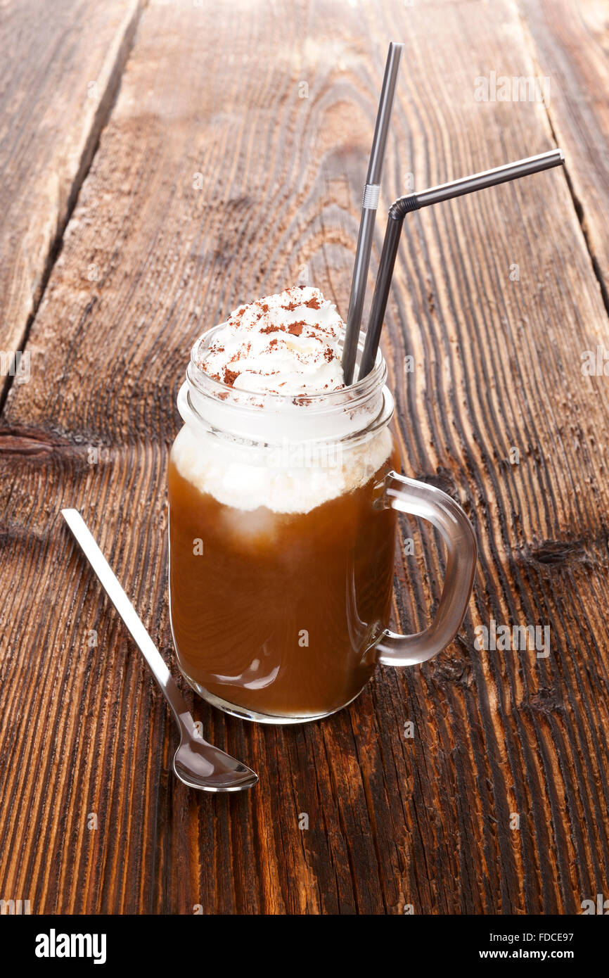 Heiße Schokolade auf Holztisch. Köstlichen Kakaogetränk. Stockfoto