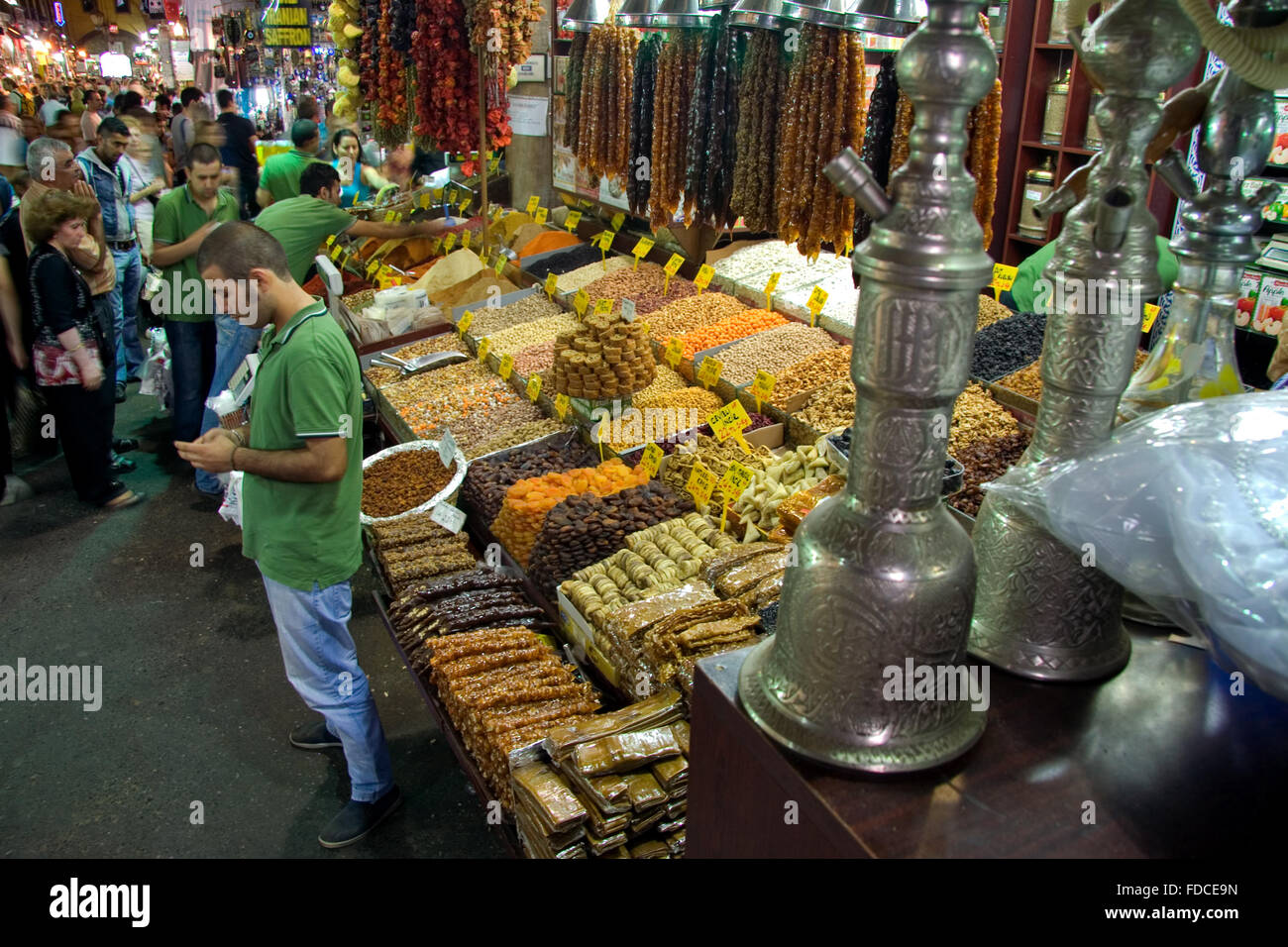ISTANBUL, Türkei - SEPT 7: Menschen vor großen Basar in Istanbul, Türkei. Basar ist eines der ältesten und größten co Stockfoto