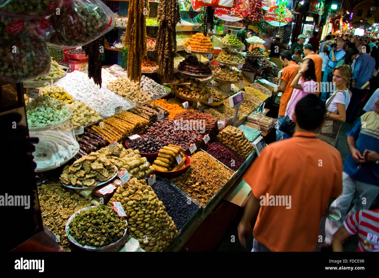 ISTANBUL, Türkei - SEPT 7: Menschen kaufen am großen Basar in Istanbul, Türkei. Basar ist eines der größten und ältesten Bucht Stockfoto