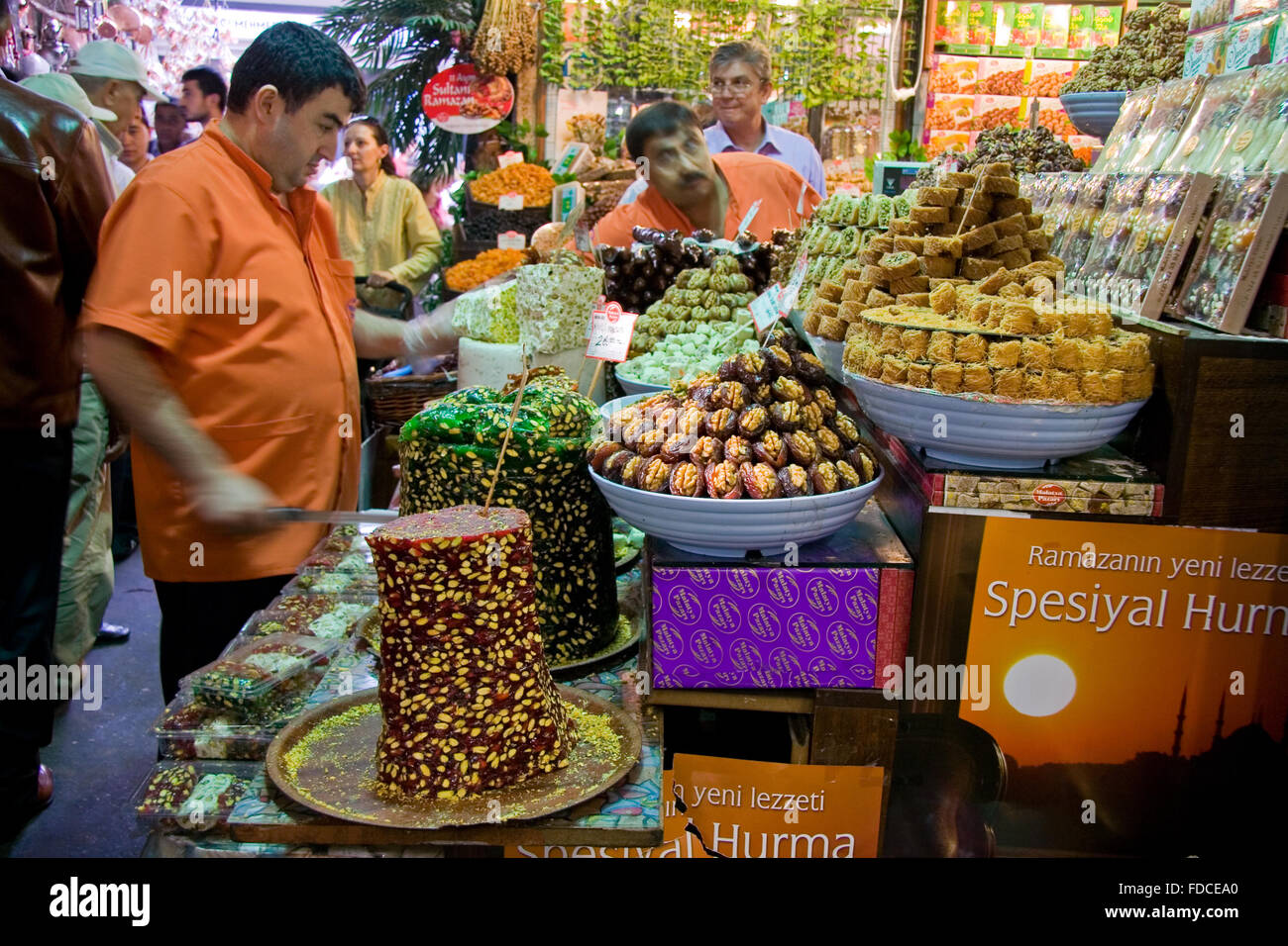 ISTANBUL, Türkei - SEPT 7: Menschen kaufen am großen Basar in Istanbul, Türkei. Basar ist eines der größten und ältesten Bucht Stockfoto