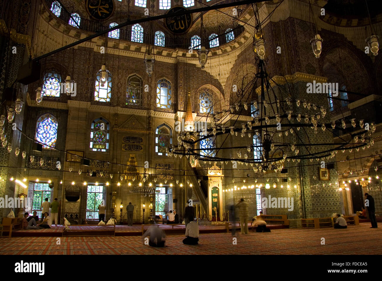 ISTANBUL - SEPT 7: Muslime beten die neue Moschee, Yeni Valide Camii, gelegen in der Altstadt am 7. September 2009 Stockfoto