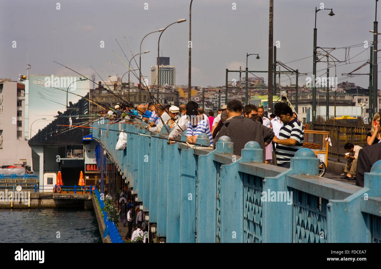 ISTANBUL, TÜRKEI - SEPT. 08: Fischer am Galata Brücke von Istambul auf Sept, 08, 2009 in Istanbul, Türkei. Galata-Brücke ist eine br Stockfoto