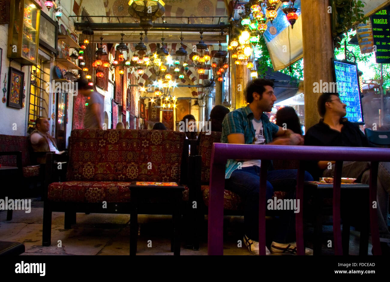 ISTANBUL, Türkei - SEPT 9: unbekannte Menschen ruhen und türkischen Kaffee am 9. September 2009 in Istanbul, Türkei. Stockfoto