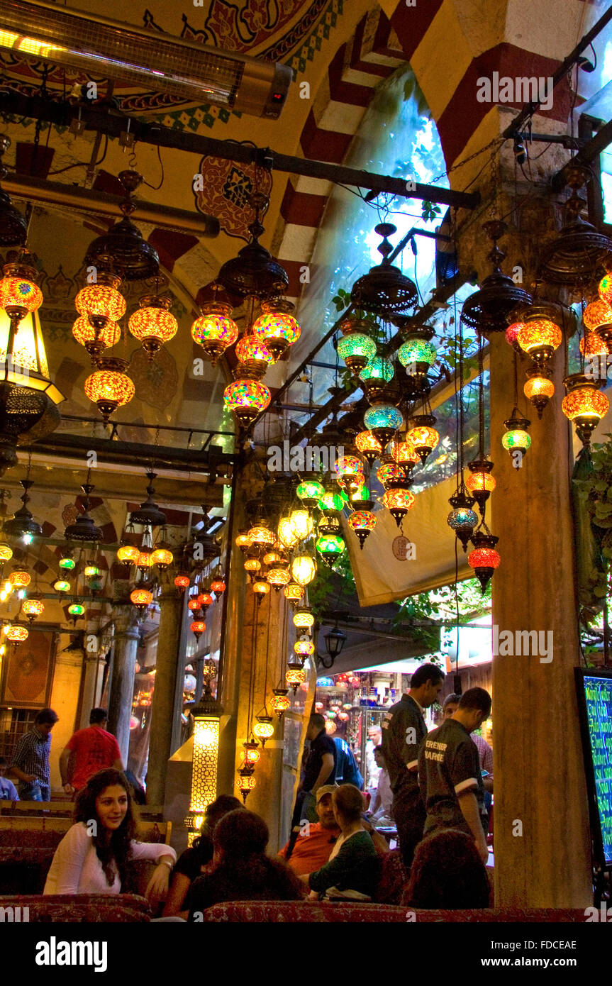 ISTANBUL, Türkei - SEPT 9: unbekannte Menschen ruhen und türkischen Kaffee am 9. September 2009 in Istanbul, Türkei. Stockfoto