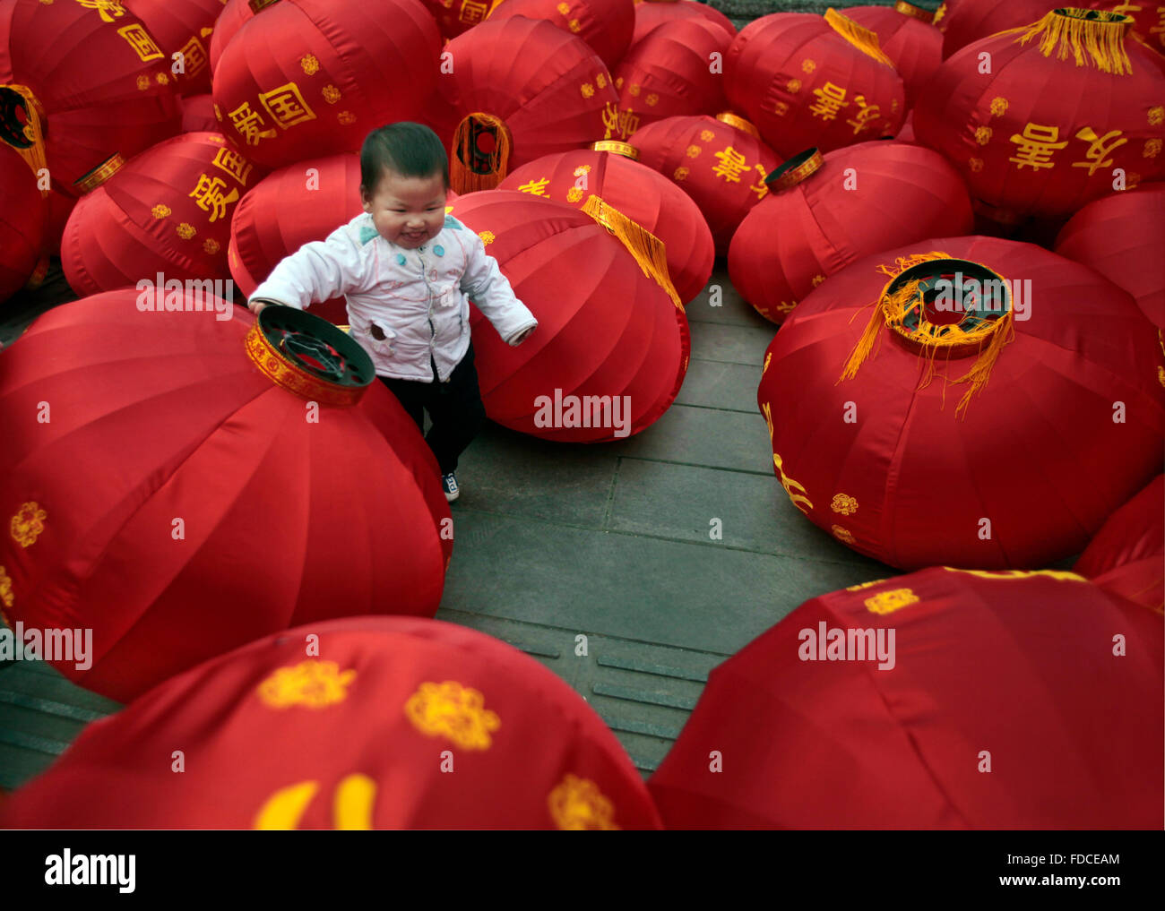 Guiyang. 30. Januar 2016. Ein Kind spielt inmitten rote Laternen in Guiyang, Südwesten Chinas Provinz Guizhou, am 30. Januar 2016, um das anstehende chinesische Frühlingsfest begrüßen. Bildnachweis: Peng Nian/Xinhua/Alamy Live-Nachrichten Stockfoto