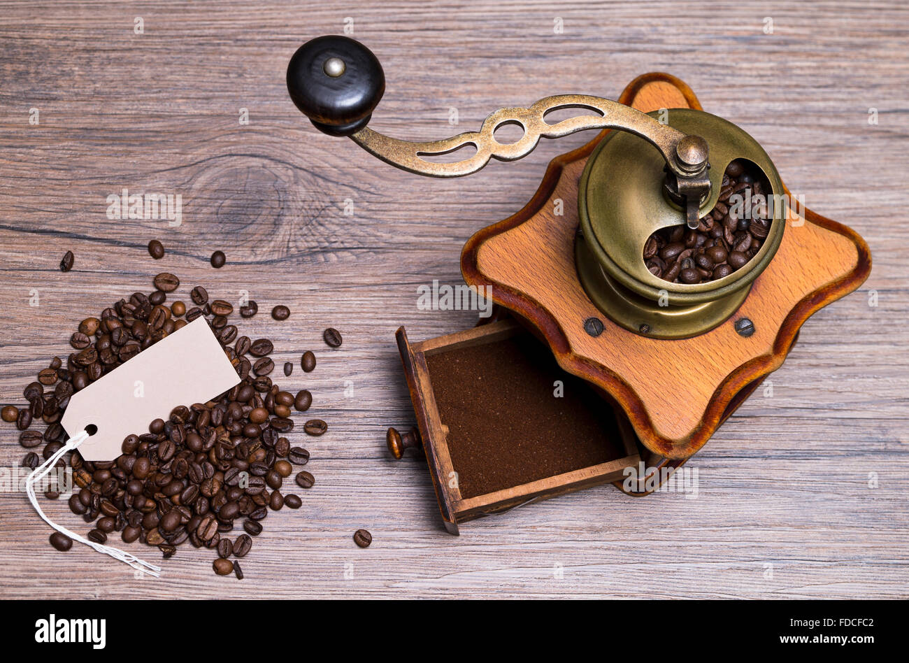 Bild zeigt eine Kaffeemühle mit Etikett aus einer Draufsicht Stockfoto