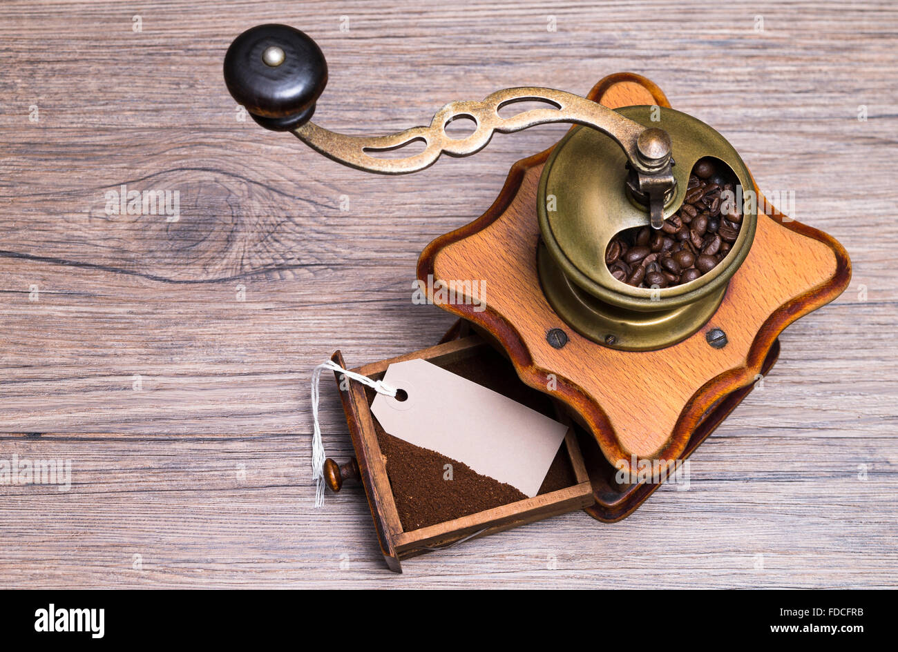 Bild zeigt eine Kaffeemühle mit Etikett aus einer Draufsicht Stockfoto