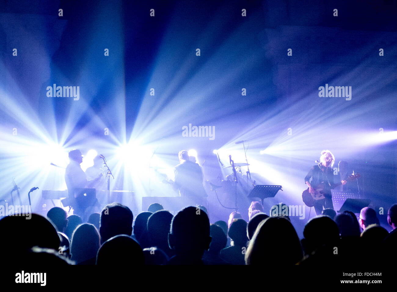 Die pop-Gruppe drücken Sie die live in Lewes Town Hall. Stockfoto