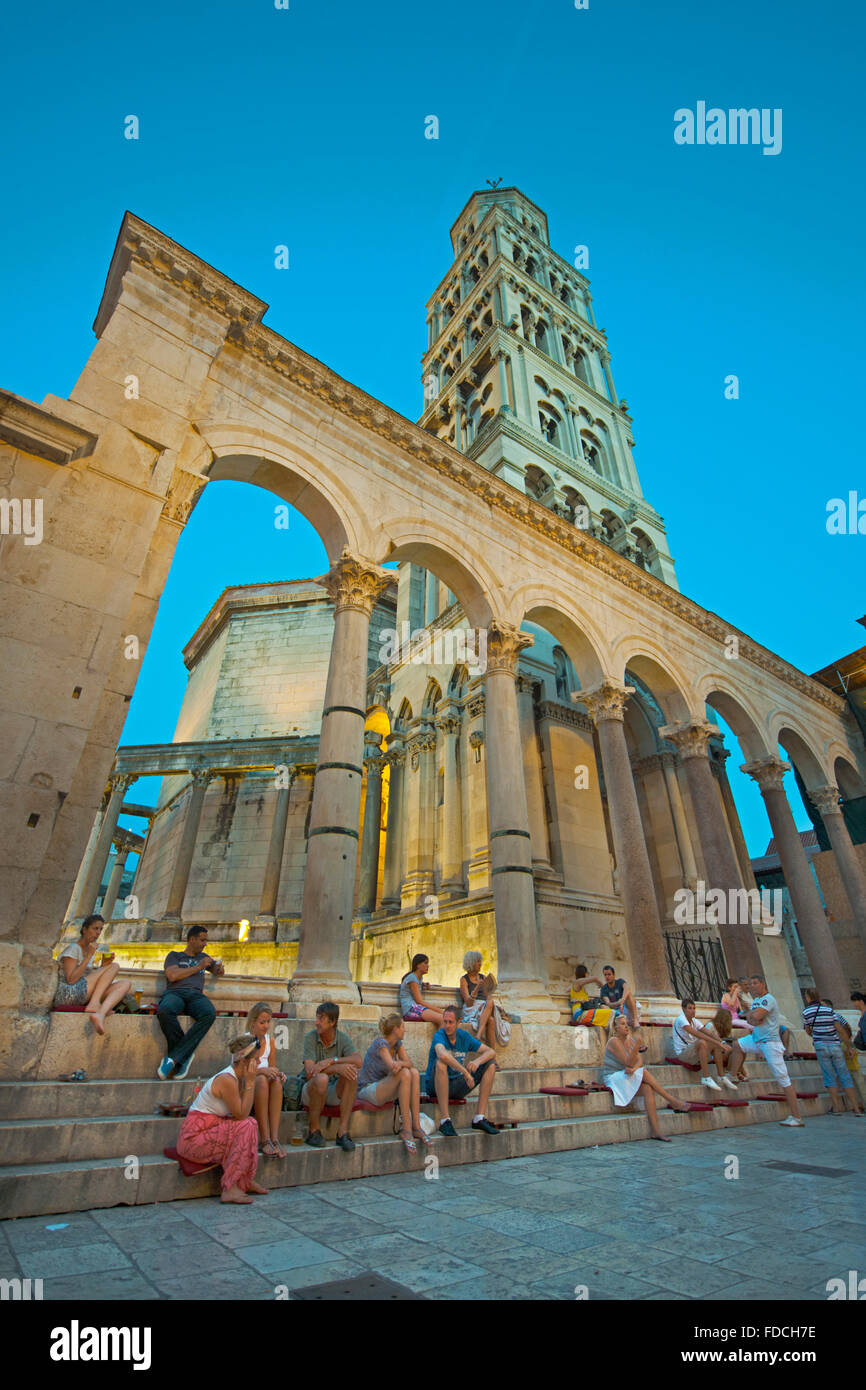Fernsehreihe, Dalmatien, Split, Touristen Vor Dem Dom St. Domnius Und Dem Peristyl des Diokletianpalastes. Stockfoto