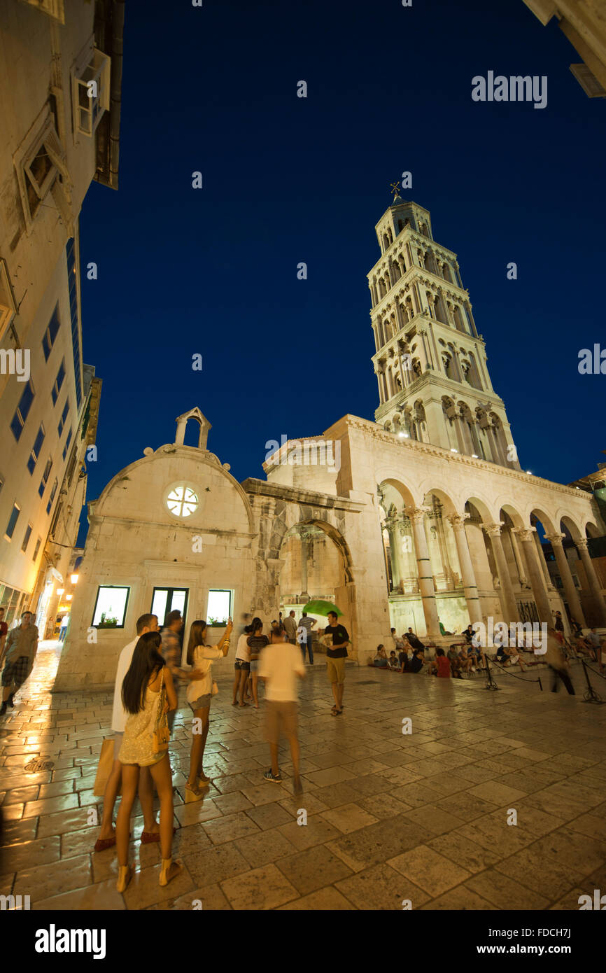 Fernsehreihe, Dalmatien, Split, Touristen am Dom St. Domnius Und Dem Peristyl des Diokletianpalastes. Stockfoto