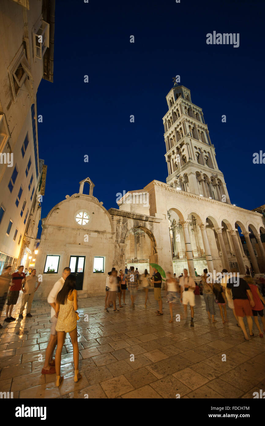 Fernsehreihe, Dalmatien, Split, Touristen am Dom St. Domnius Und Dem Peristyl des Diokletianpalastes. Stockfoto