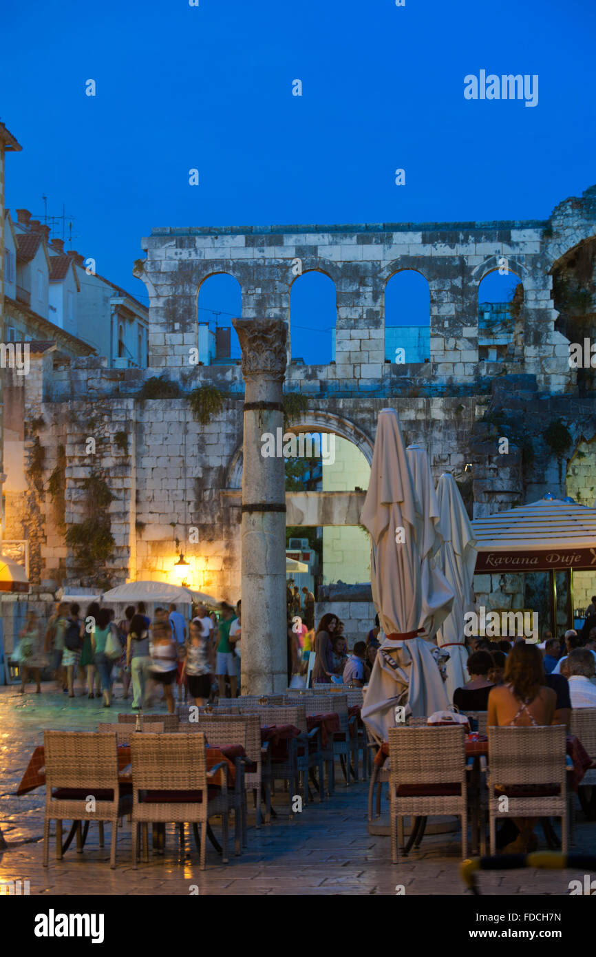 Blick Vom Platz Nördlich der Kathedrale Zur Porta Argentea Fernsehreihe, Dalmatien, Split Stockfoto
