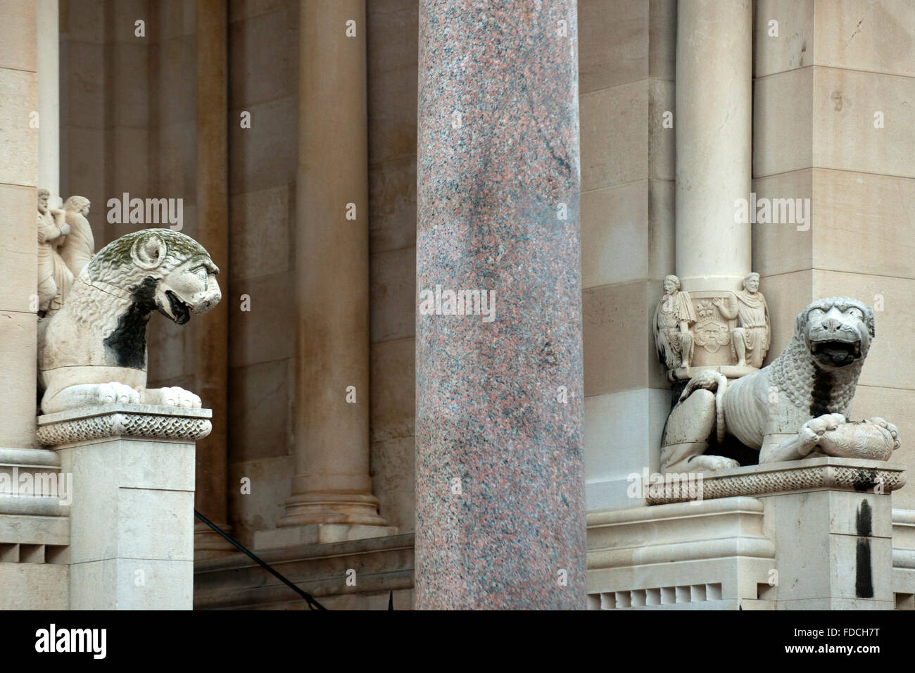 Fernsehreihe, Dalmatien, Split, Eingang der Kathedrale Dem Dom Hl. Domnius Mit Löwen. Stockfoto