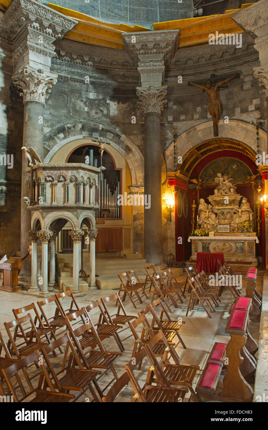 Fernsehreihe, Dalmatien, Split, Innenbereich des Doms, der Kathedrale Sveti Duje (Domnius von Split). Kanzel ist Ein Werk der Spätro sterben Stockfoto