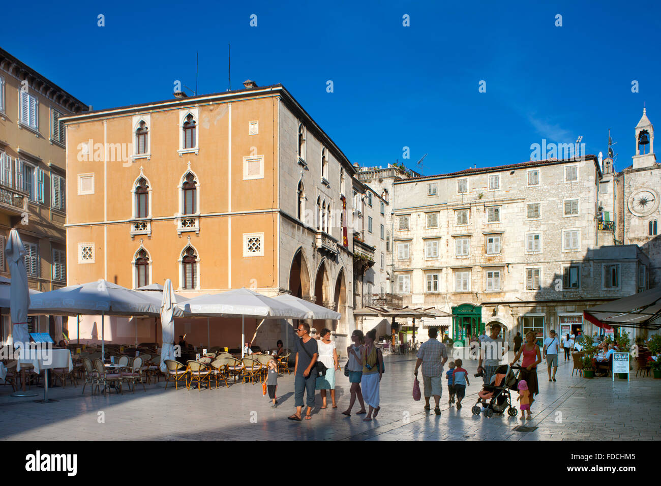 Fernsehreihe, Dalmatien, Split, Narodny Trg von Westen, Komunalpalast ("Links") Stockfoto