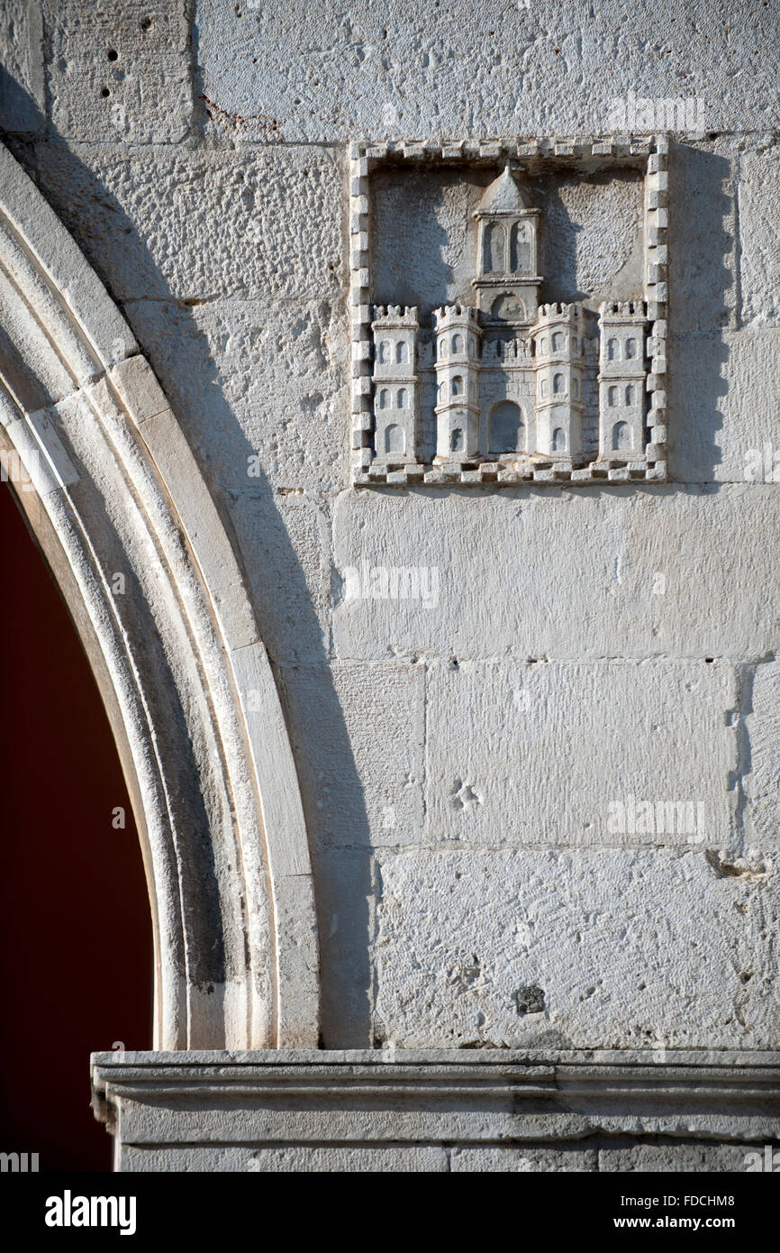 Fernsehreihe, Dalmatien, Split, Narodny Trg Sicherheitstanker bin Kommunalpalast (Rathaus) Stockfoto