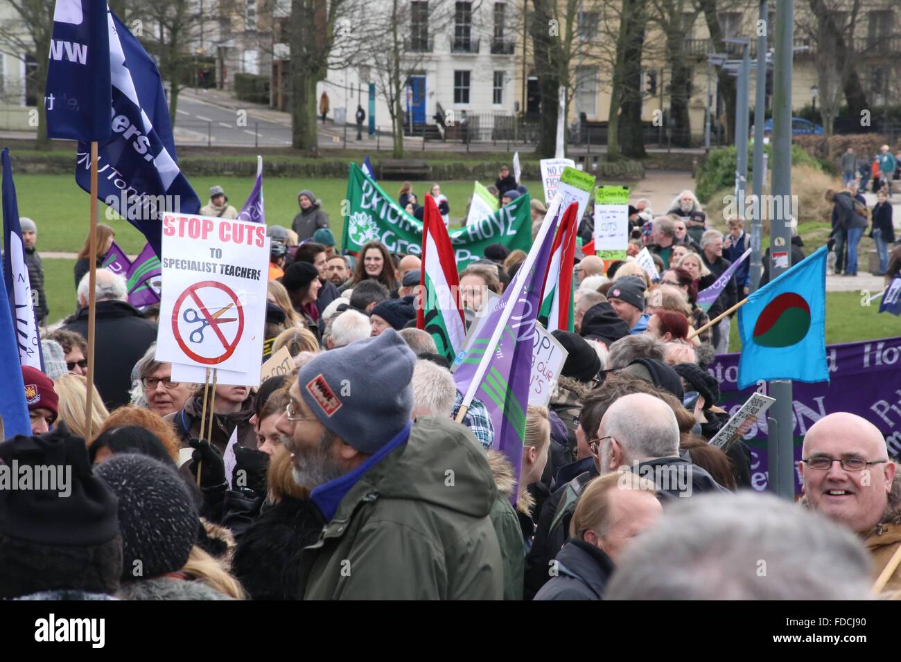 Brighton, UK. 30. Januar 2016. Aktivisten marschieren durch Brighton, UK aus Protest gegen die geplanten Kürzungen zu Diensten des öffentlichen Sektors. Der Marsch wurde von Brighton & Hove Unisono und Brighton & Hove Trades Council organisiert. als Folge der geplanten Kürzungen von Rat von Brighton, Brighton und Hove Trades Council in Erwägung gezogen. Bildnachweis: Richard Avis/Alamy Live-Nachrichten Stockfoto