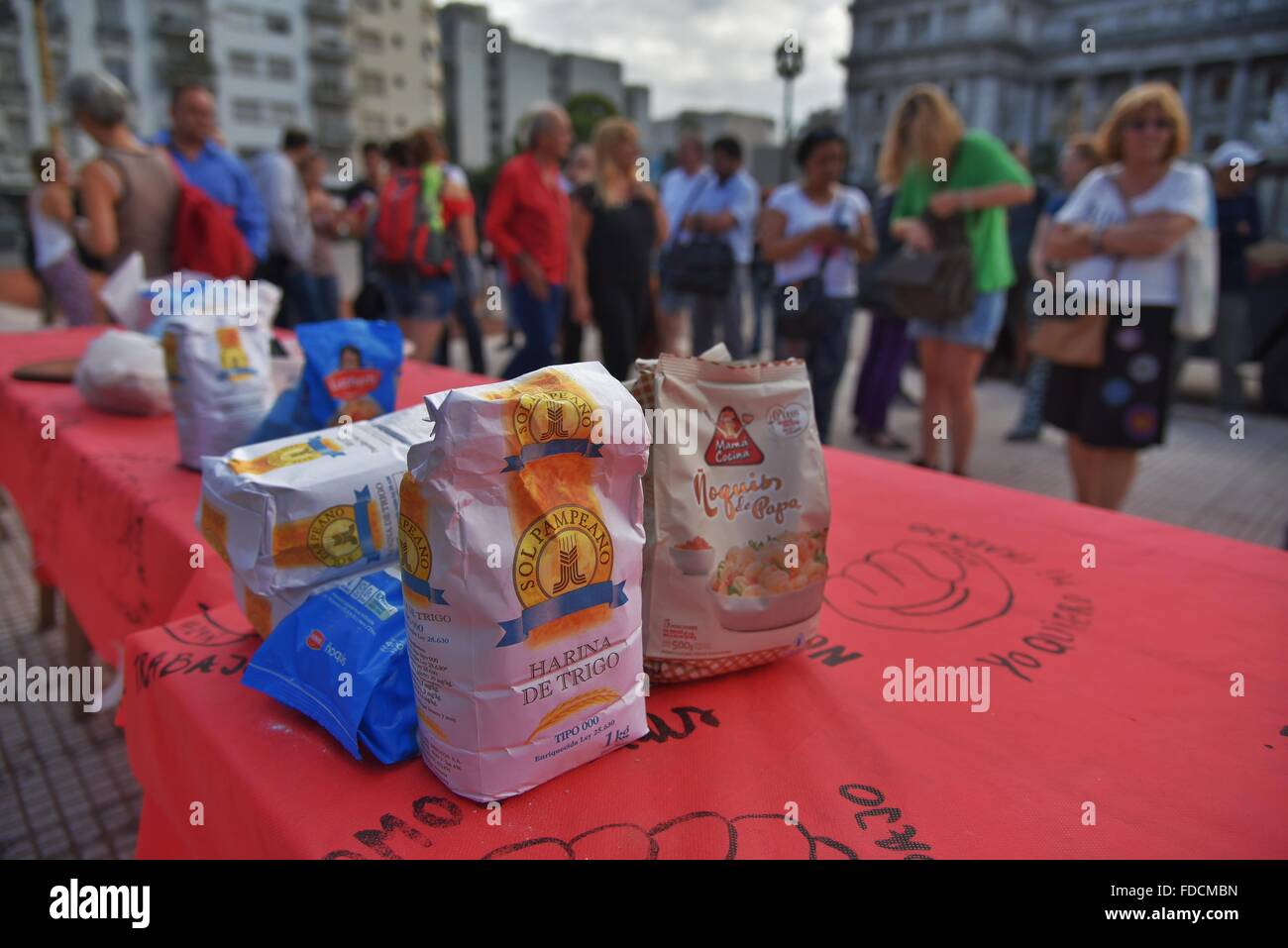 Argentinien, Buenos Aires, 29. Januar 2016: Demonstranten dienen Gnocchi während einer Demo gegen die massive Entlassung von Beamtinnen und Beamten vor dem Kongress Gebäude in Buenos Aires, am 29. Januar 2016. Das Wort "Gnocchi" wird im argentinischen Slang verwendet, um Mitarbeiter zu definieren, die nicht wirklich funktionieren, aber immer noch ein Gehalt. Stockfoto