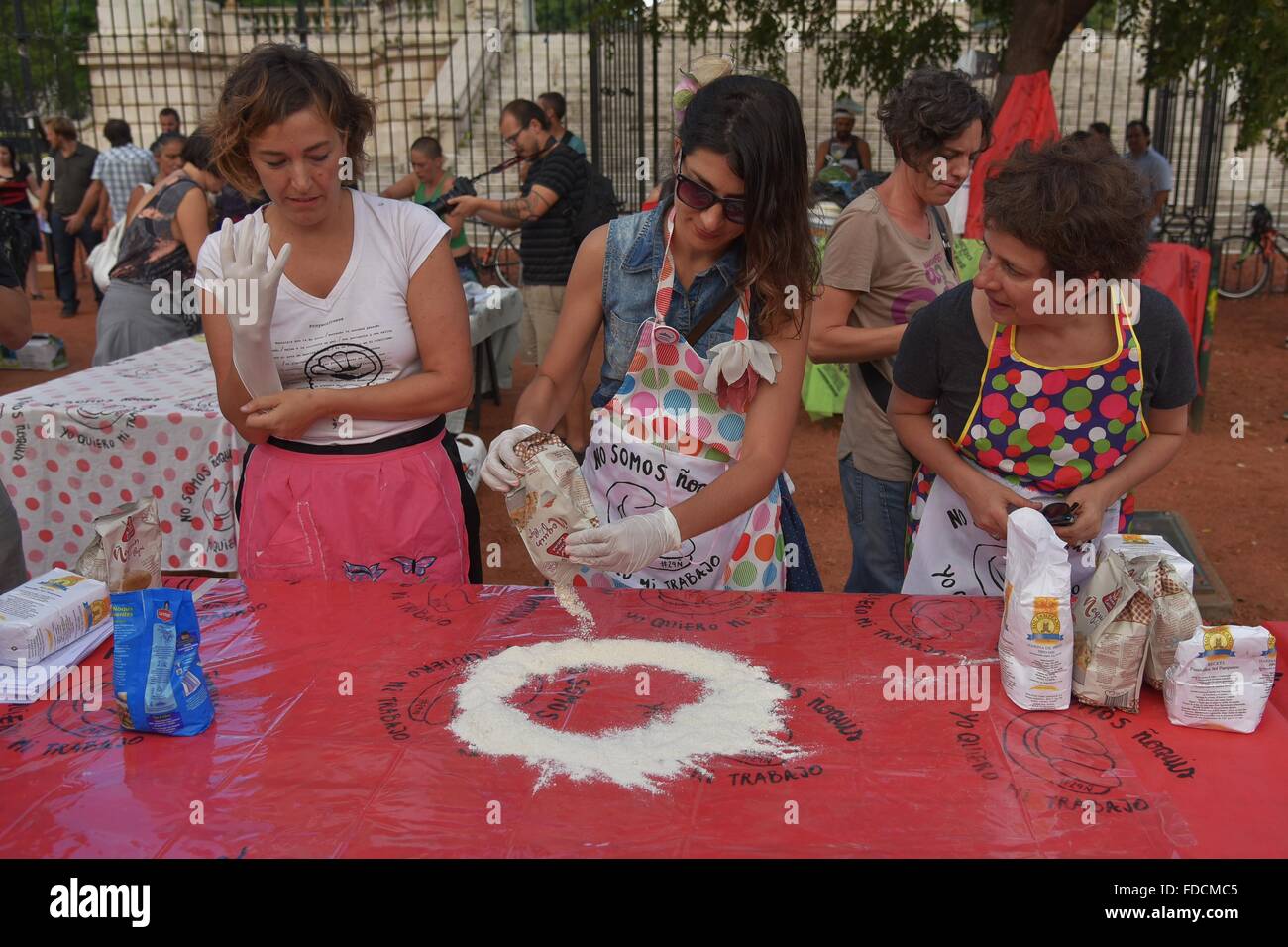 Argentinien, Buenos Aires, 29. Januar 2016: Demonstranten dienen Gnocchi während einer Demo gegen die massive Entlassung von Beamtinnen und Beamten vor dem Kongress Gebäude in Buenos Aires, am 29. Januar 2016. Das Wort "Gnocchi" wird im argentinischen Slang verwendet, um Mitarbeiter zu definieren, die nicht wirklich funktionieren, aber immer noch ein Gehalt. Stockfoto