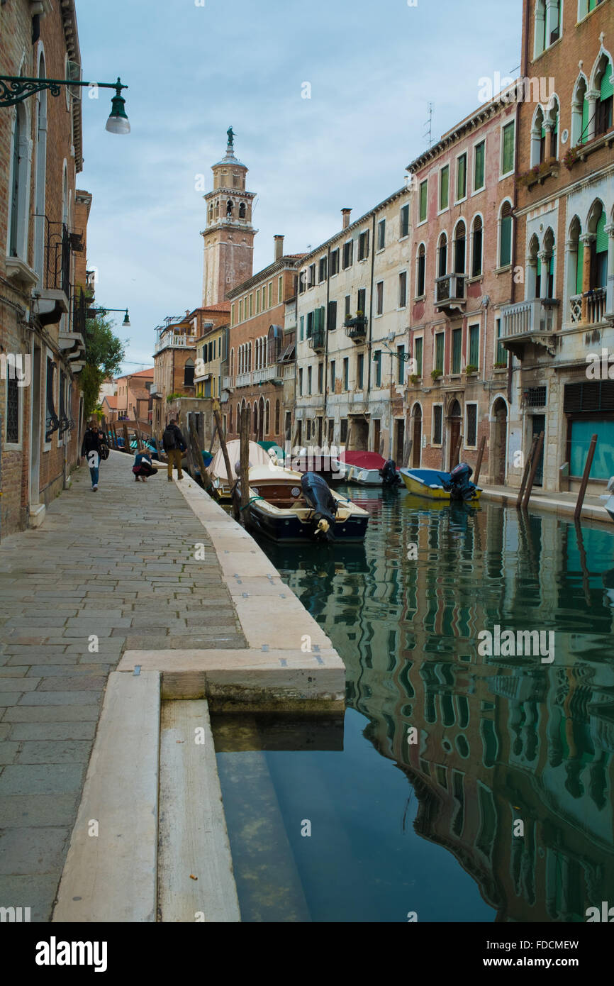 Ein Spaziergang entlang der bunten Wasserstraße Venedigs Stockfoto