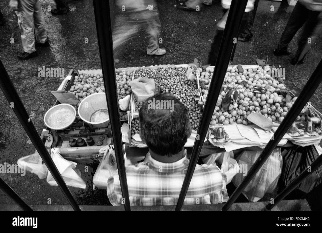 ISTANBUL - SEPT 7: Unbekannten Verkäufer verkaufen Obst in einem Stall am alten Hafen Straßen, Istanbul, Türkei am 7. September 2009 Stockfoto