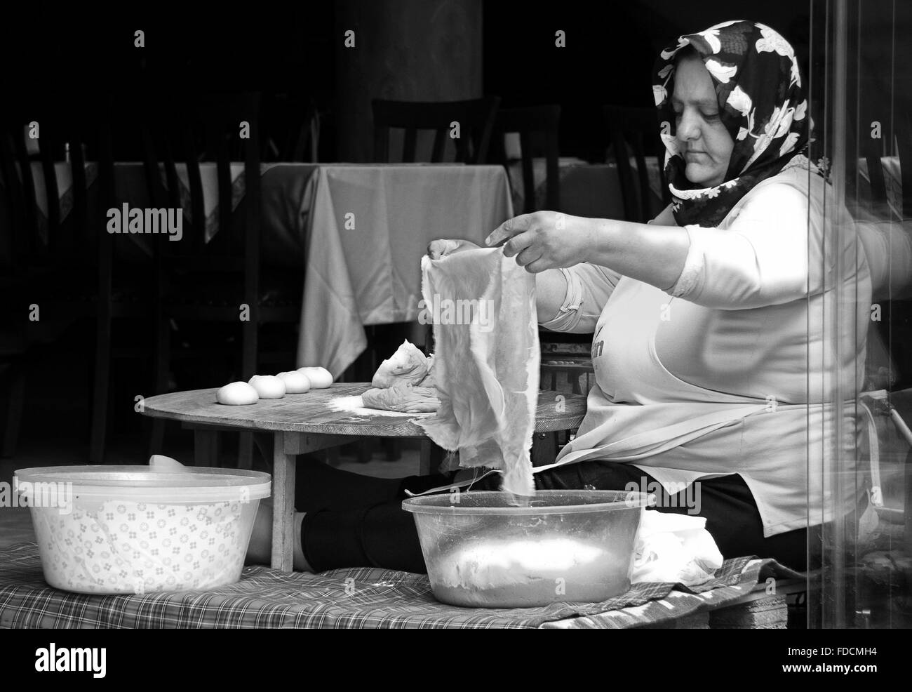 ISTANBUL - SEPT 9: Unbekannte Frau macht traditionellen Pfannkuchen Türkisch im Restaurant, Istanbul, Türkei am 9. September 2009 Stockfoto