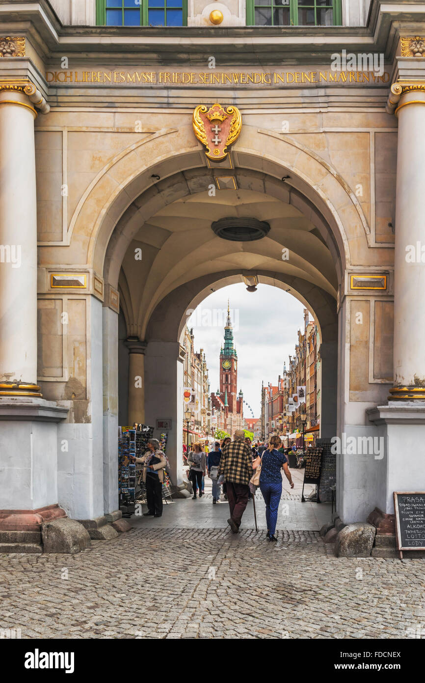 Blick von der Golden Gate (Zlota Brama) durch die lange Gasse auf Main Rathaus, Danzig, Pommern, Polen, Europa Stockfoto
