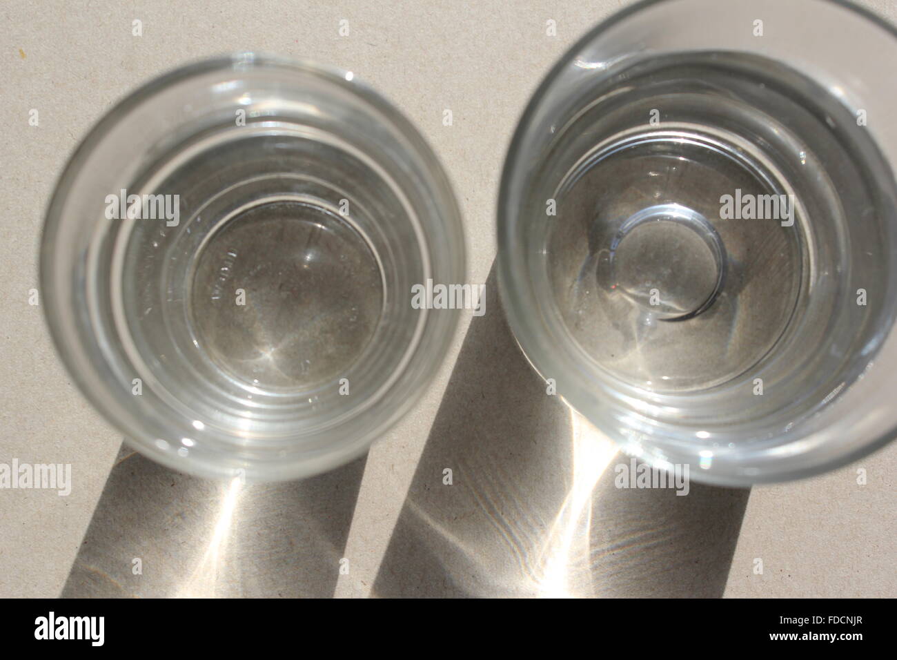zwei Gläser mit Wasser in der Sonne Stockfoto