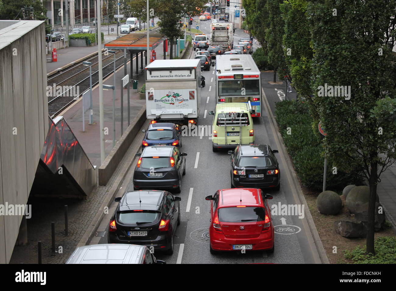 Straße mit Autos in Bonn, Deutschland Stockfoto