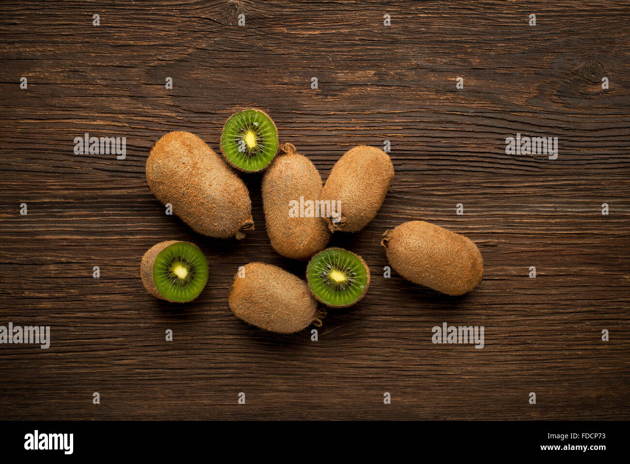 Kiwi-Früchte auf hölzernen Hintergrund Overhead schießt. Stockfoto