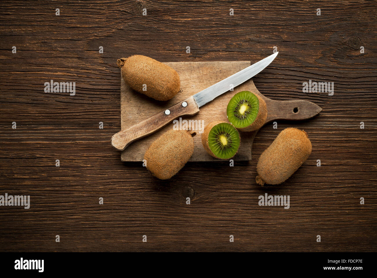 Kiwi-Früchte auf hölzernen Hintergrund Overhead schießt. Stockfoto