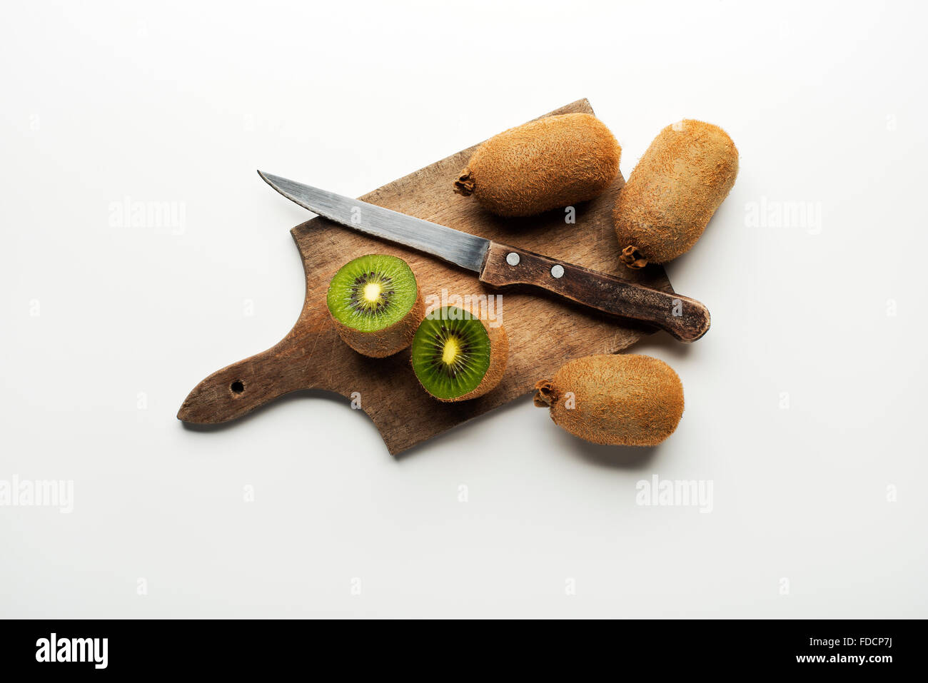 Kiwi-Früchte auf weißem Hintergrund Overhead schießt. Stockfoto