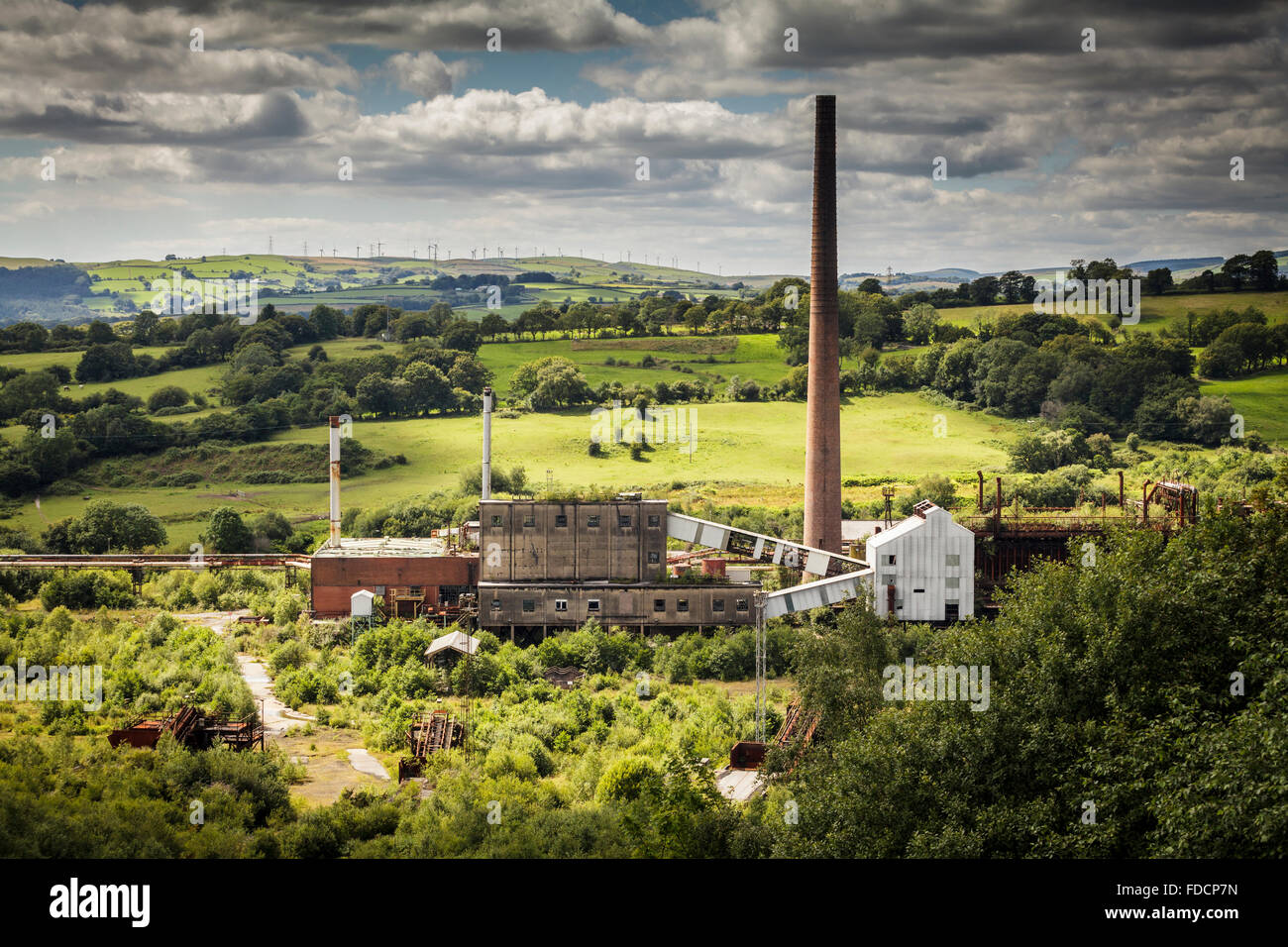 Mit Blick auf Cwm Zeche und Kokerei arbeitet mit Landschaft und Windturbinen in der Ferne. Stockfoto