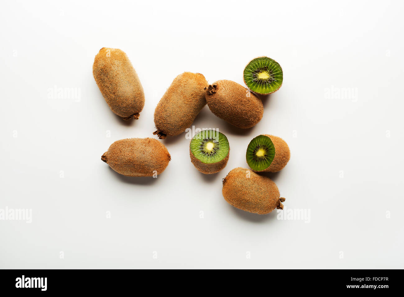 Kiwi-Früchte auf weißem Hintergrund Overhead schießt. Stockfoto